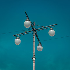 lampione cittadino su cielo azzurro