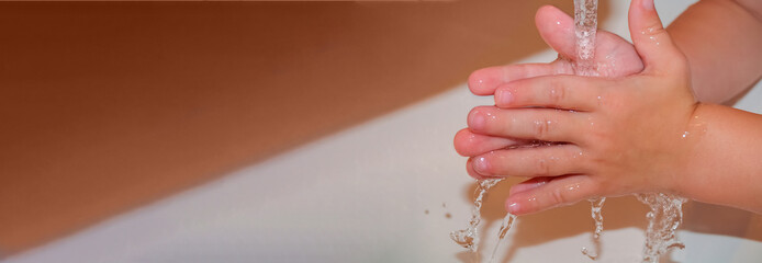 Kleinkind beim Händewaschen