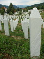 Muzułmański cmentarz ofiar ludobójstwa w srebrenicy, dokonanego przez bośniackich Serbów w czasie ostatnej wojny na Bałkanach - obrazy, fototapety, plakaty