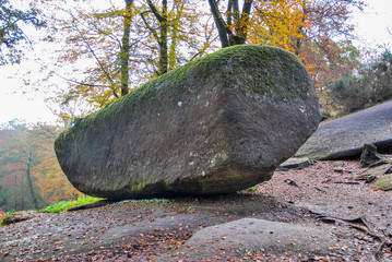 Forêt de Huelgoat dans le Finistère en Bretagne à l'automne, forêt de légendes, 