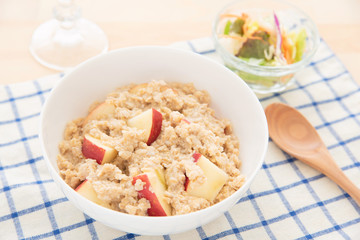 Oatmeal and sliced ​​apples