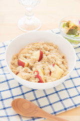 Oatmeal and sliced ​​apples