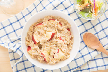 Oatmeal and sliced ​​apples