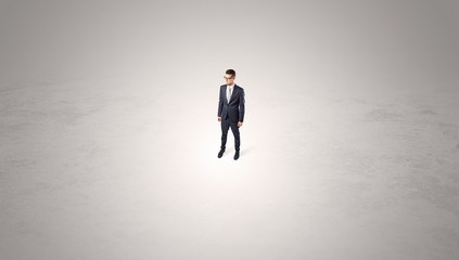 Obraz premium Young businessman standing alone in the middle of an empty space 