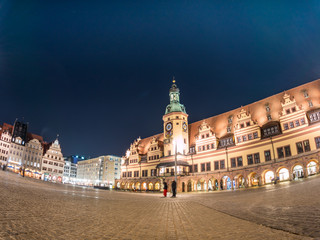 Fototapeta premium Altes Rathaus Leipzig mit Marktplatz bei Nacht