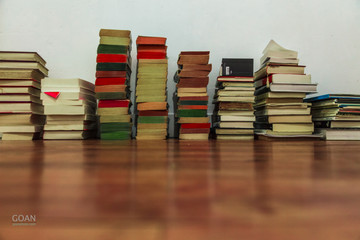 livres empilés sur plancher