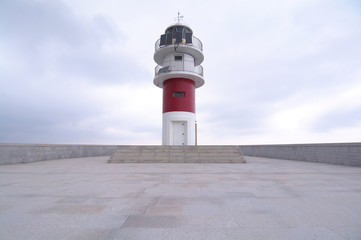 faro de Cabo Ortegal en un dia nublado sin gente alrededor