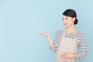 エプロンの女性