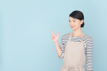 エプロンの女性