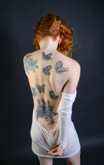 rothaarige frau rücken tätowiert tattoo