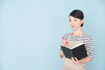 エプロンの女性