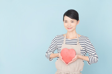 エプロンの女性