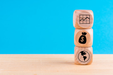 Symbole der Börse und Aktien auf Würfeln