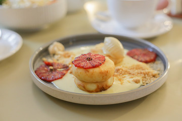 cheesecakes with cream and grapefruit 