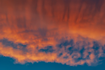 Nuvole rosse in cielo in estate