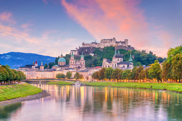 Obraz premium Piękny widok na panoramę Salzburga latem