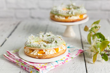 Eclair rings with a cream and canned peaches