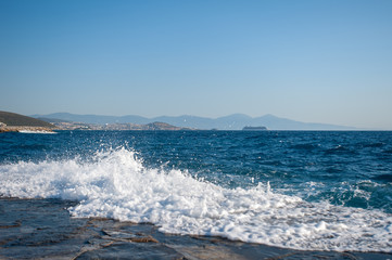 Waves cut through the pier, the waves interfere with swimming, unsafe on the waterfront, dangerous...