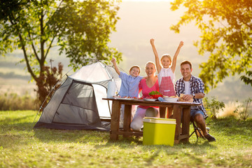famille heureuse en camping