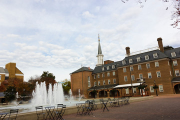 Obraz premium Vista of the southern facade of Alexandria City Hall & Market Square, Old Town Alexandria, Virginia