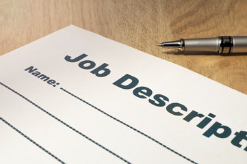 Obraz premium Job Description with Pen on the table close up..