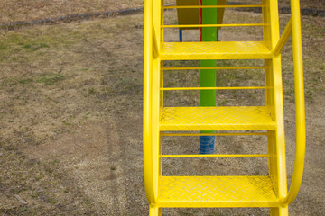 公園の滑り台の階段