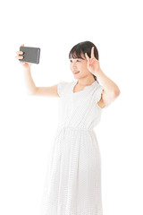 Naklejka premium スマートフォンを使う若い女性