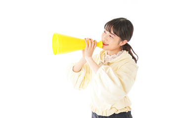 応援をする若い女性