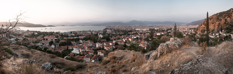 Obraz premium Panorama of a Dalaman city with mountains in the foreground