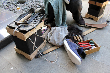 The equipment and tools used for manual shoe sole sticthing