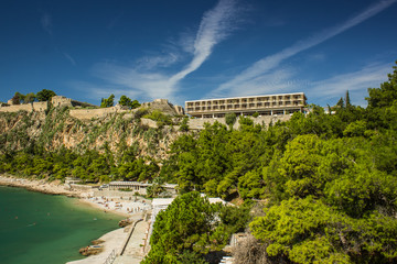 Naklejka premium summer vacation concept travel photography Mediterranean sea bay coast line with hotel apartments on top of mountain 