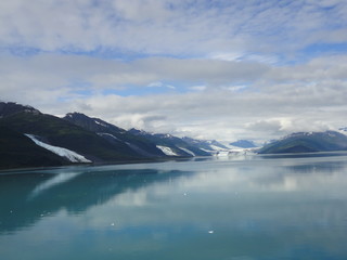 Obraz premium Bleak Snow Covered Mountains along the Inside Passage in Alaska