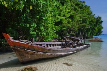 Obraz na płótnie Canvas boat on the beach