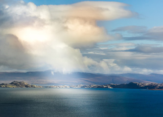 Naklejka na ściany i meble Tramonto sul mare con raggi di luce fra le nuvole