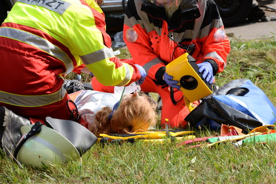 Lasst helfen. Rettungsdienst und Feuerwehr versorgen eine verletzte Person. &Uuml;bung