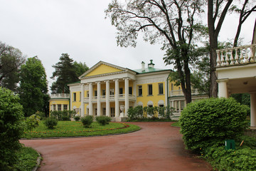 Fototapeta na wymiar old manor house in Moscow region
