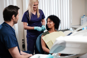 Obraz premium Dentist and his assitant working in private practice