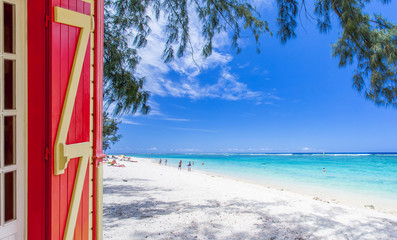 Porte ouverte sur plage de l’Hermitage, île de la Réunion 