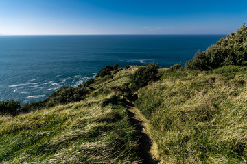 paisaje del mar desde una montaña con cielo despejado  y soleado 