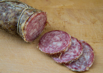 salame tagliato a fette