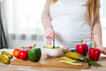 Bilder und Videos suchen: pregnant eating health