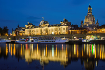 Fototapeta premium Dresden Brühlsche Terrasse am Abend entzerrt