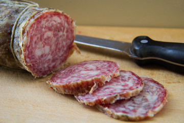 salame tagliato a fette