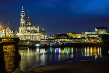 Naklejka premium Terrassenufer und Augustusbrücke Dresden am Abend entzerrt