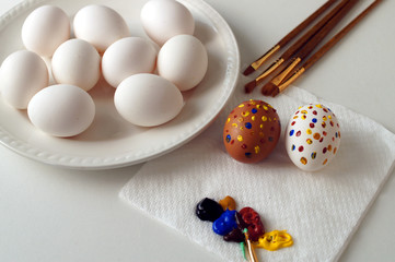Dipingere uova di pasqua con pennelli e colori naturali