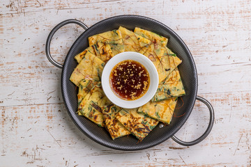 チヂミ　韓国グルメ　アジアのお好み焼き jijim and iron pan Korean food