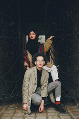 Obraz premium A trendy couple in a gloomy city
