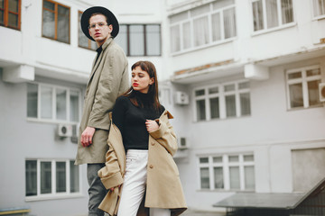 Obraz premium A trendy couple in a gloomy city