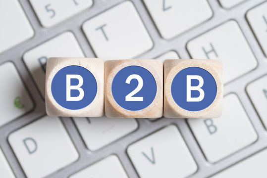 Würfel mit Akronym B2B auf Computer Tastatur