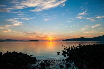 Salida Del Sol Sobre la Bahía